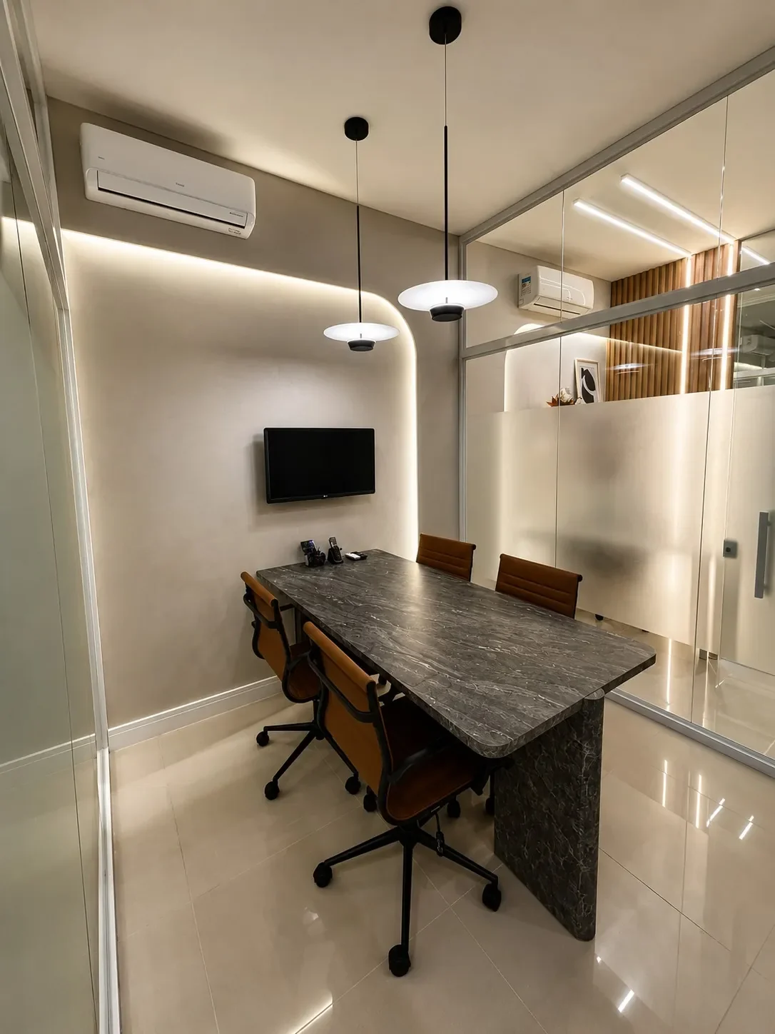 Interior do escritório com mesa, cadeiras e decoração